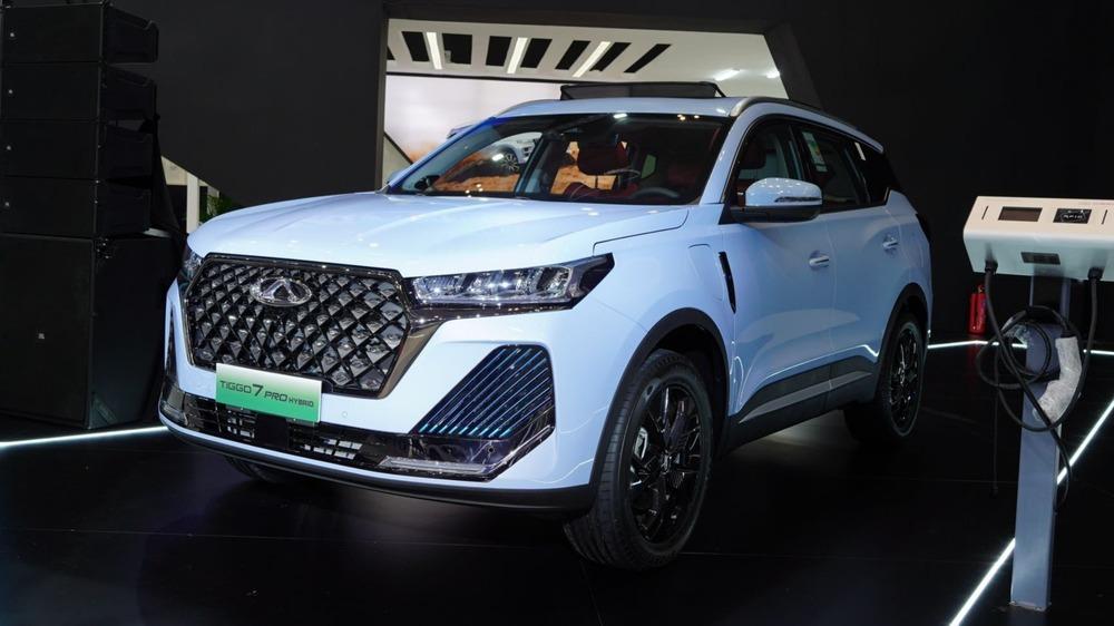 Гибридный кроссовер Chery Tiggo 7 Pro PHEV боковая передняя часть Женевского автосалона
