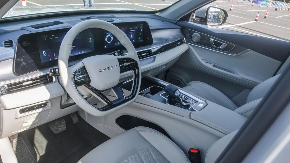 обновленный интерьер салона нового Chery Tiggo 8 Pro e+