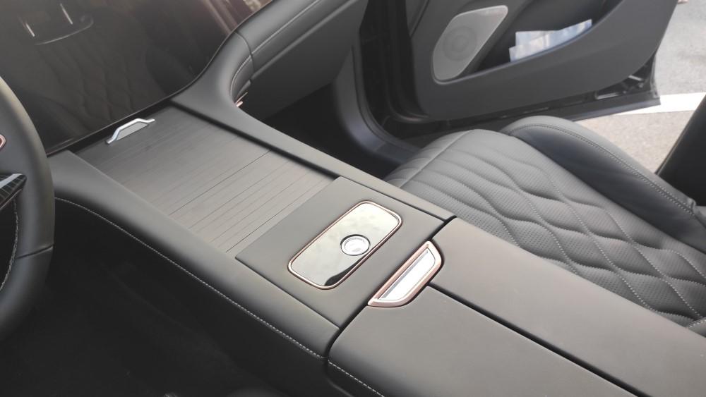 Exeed VX обновил боковой передний туннель без селектора