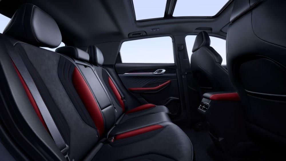 Старт продаж Geely Coolray Интерьер салона Второй ряд