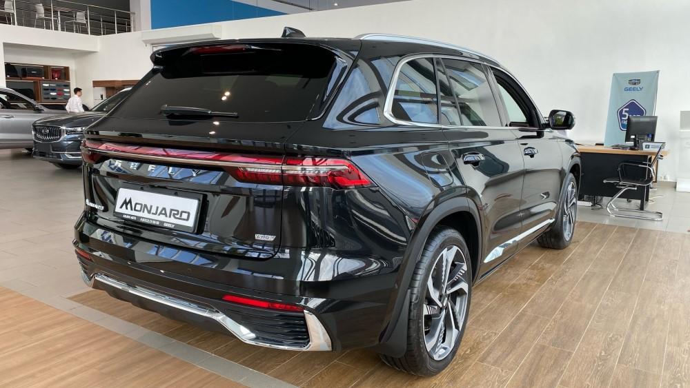 Кроссовер Geely Monjaro цены на Geely купить у дилера сбоку сзади