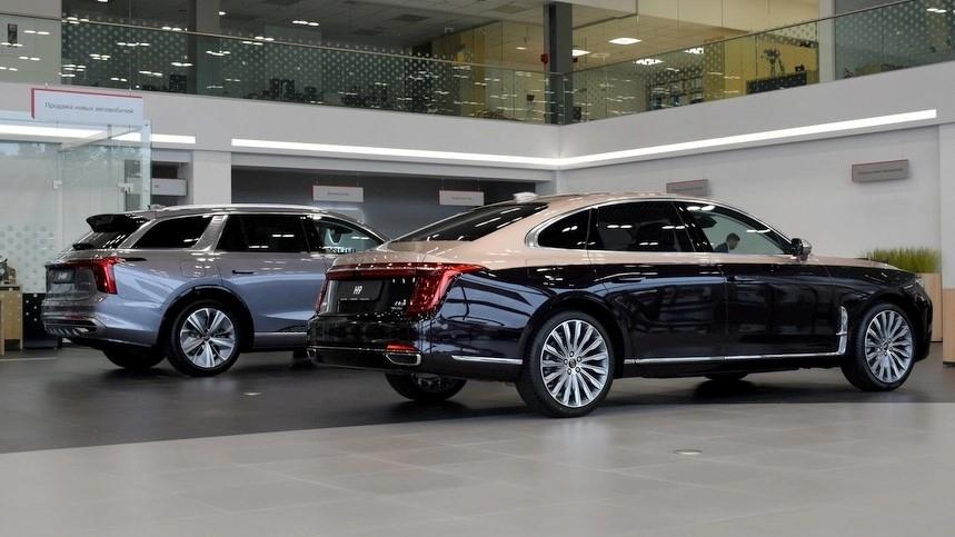 Седан Hongqi H9 в Беларуси с задней стороны в автосалоне купить
