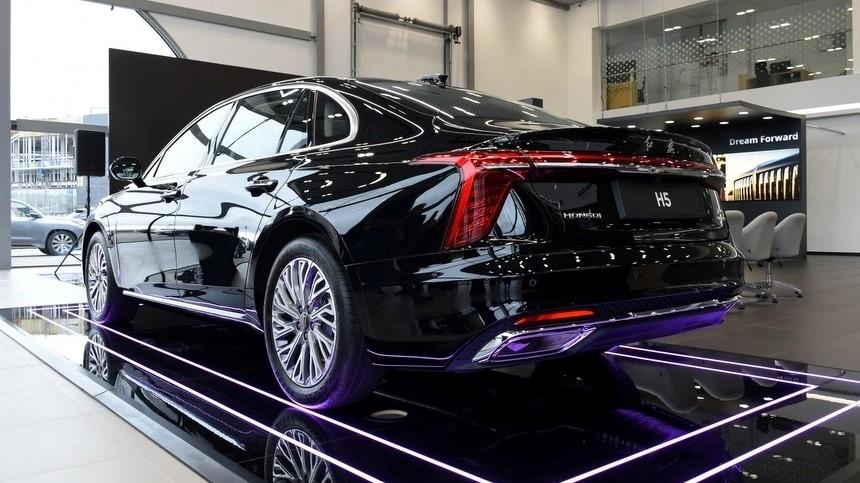 Седан Hongqi H5 в Беларуси вид сзади в автосалоне купить
