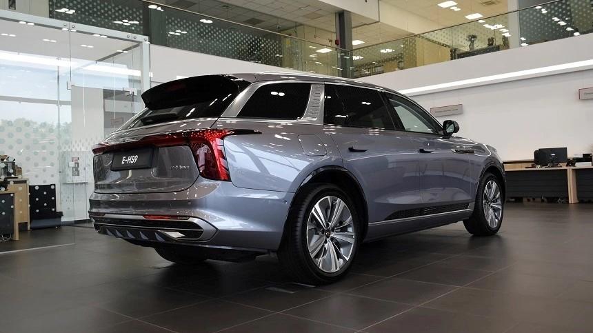 Кроссовер Hongqi E-HS9 в Беларуси вид сбоку сзади в автосалоне купить