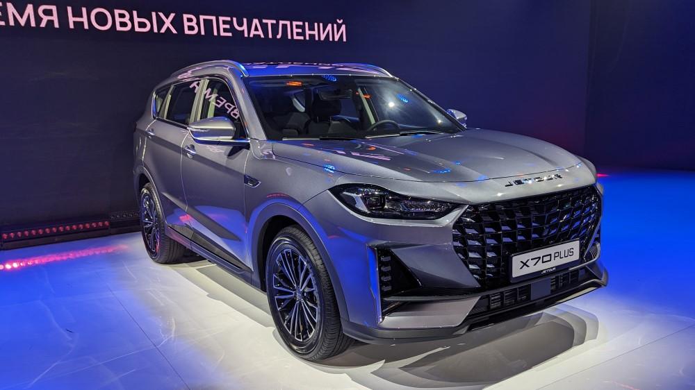 Jetour X70 Plus на презентации в России с лицевой стороны