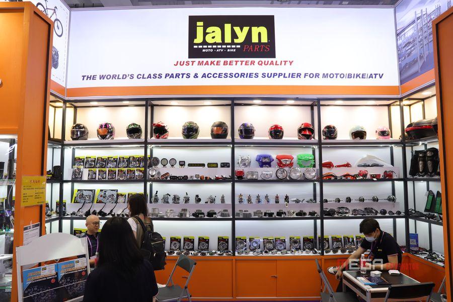 Основные моменты 134-й Кантонской ярмарки: мотоциклы с большим объемом двигателя, компактные скутеры, нестандартные модели.