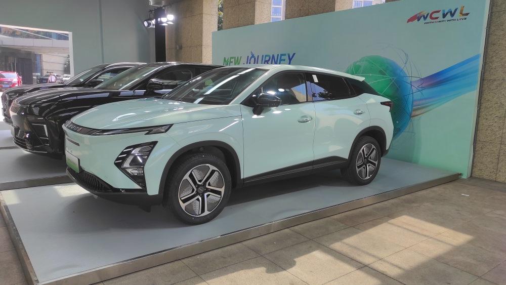 Omoda 5 EV E5, вид сбоку спереди