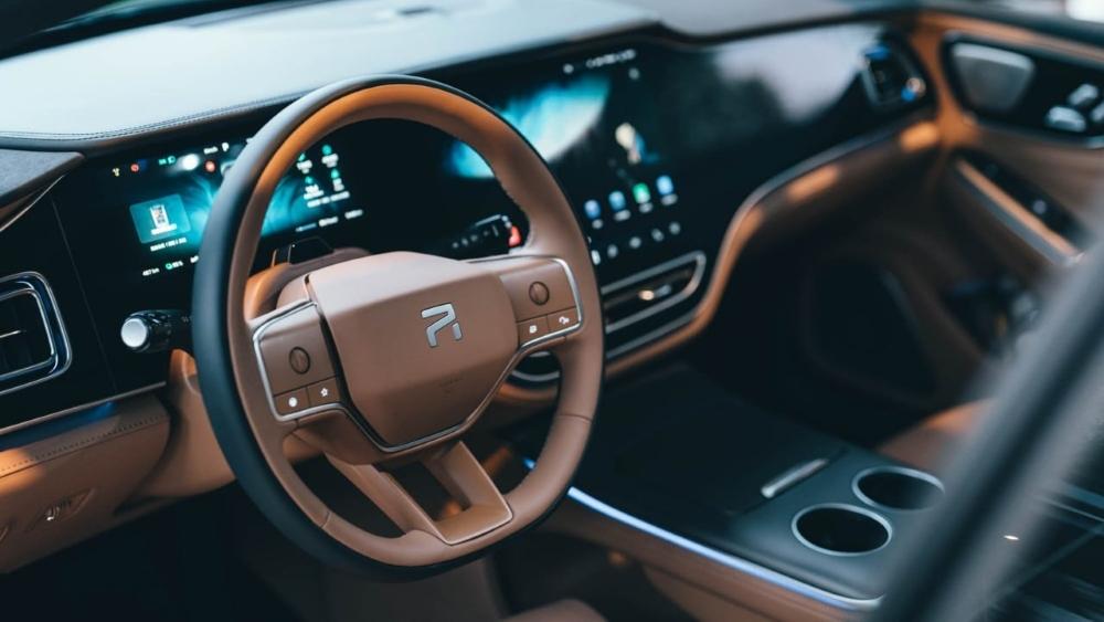 Интерьер салона лифтбека Rising F7