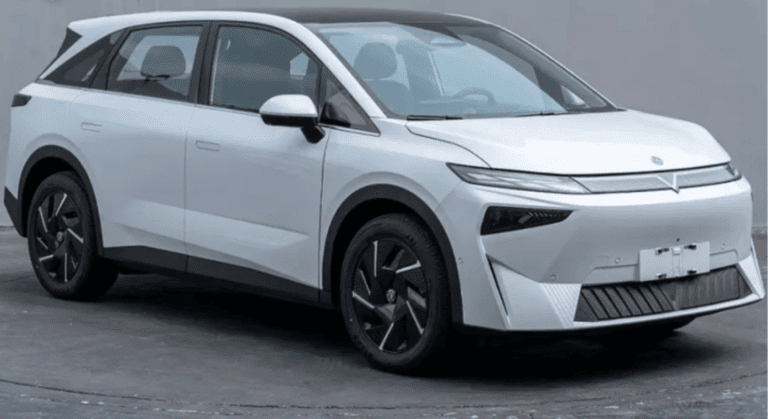 Первый компактный электрокроссовер Dongfeng-Nissan Venucia дебютирует 23 октября 2023 года