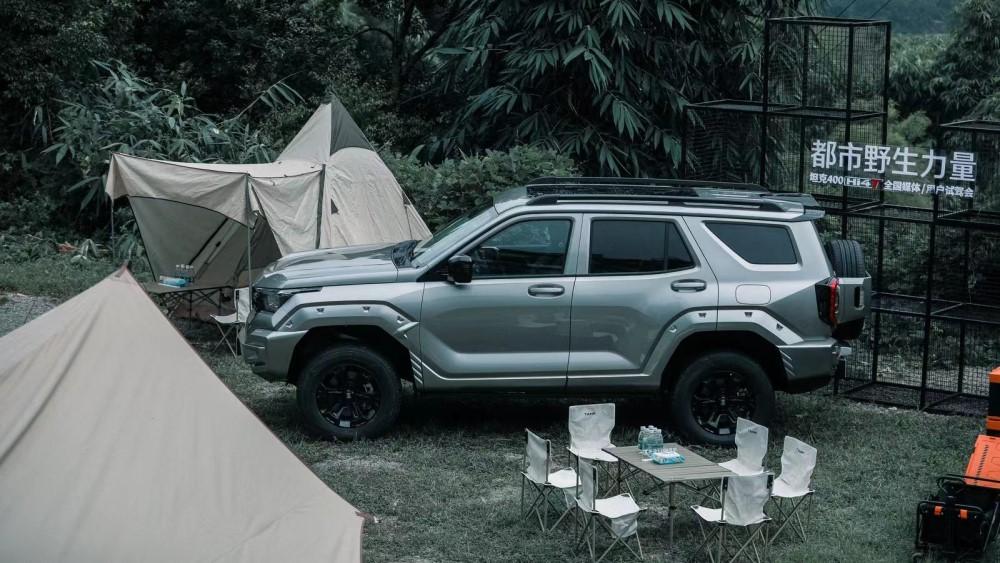 Внедорожник Танк 400 Hi4-T вид сбоку