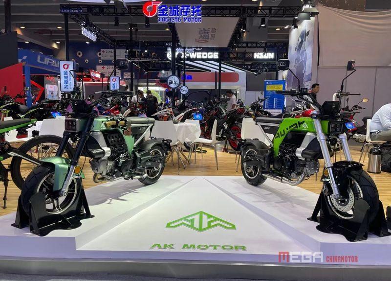 Основные моменты 134-й Кантонской ярмарки: мотоциклы с большим объемом двигателя, компактные скутеры, нестандартные модели.