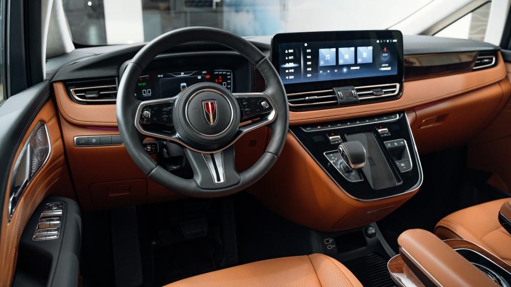 Минивэн Hongqi HQ9 у дилеров в автосалоне новый официальный дилерский салон салон Авилон