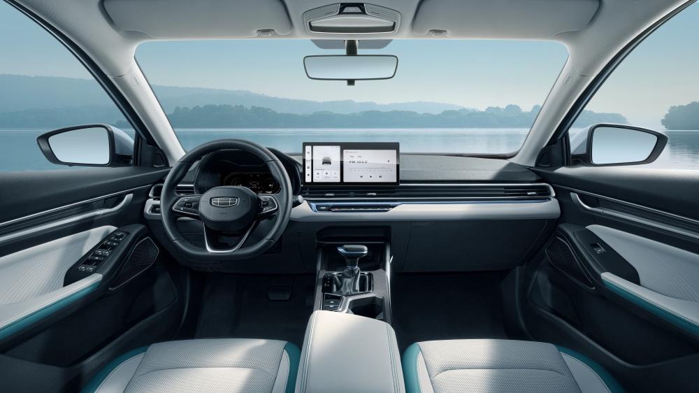 Интерьер салона Джили Эмгранд