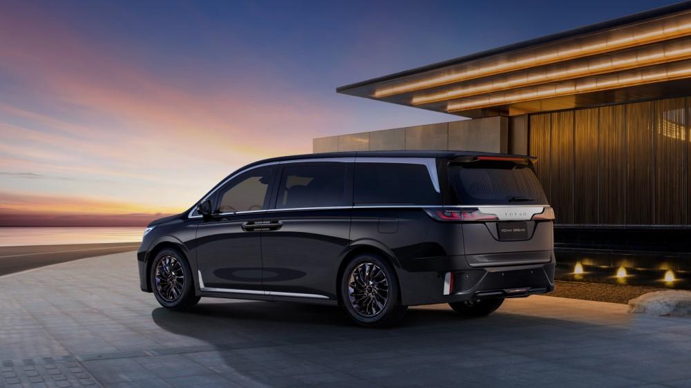 минивэн Voyah Dream First вид сбоку сзади