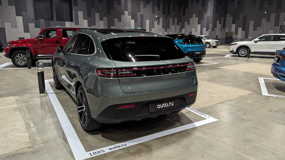 Aito M5 вид сбоку сзади