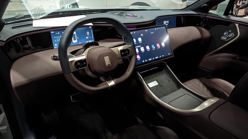 Интерьер салона электрокроссовера Аватр 11