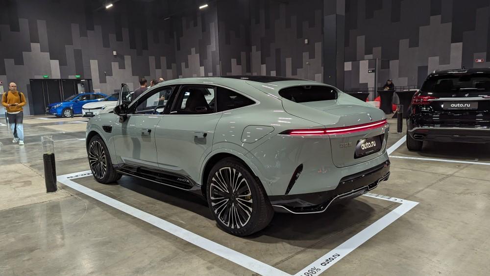 Электрический кроссовер Avatr 11, вид сбоку сзади