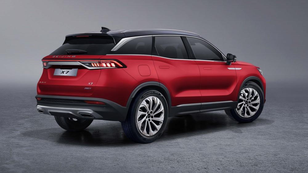 BAIC X7 сбоку сзади