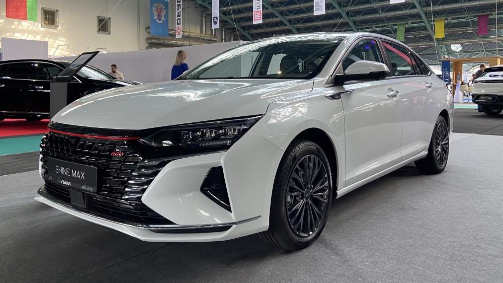 Седан Dongfeng Aeolus Shine Max на выставке AutoExpo 2023, вид спереди