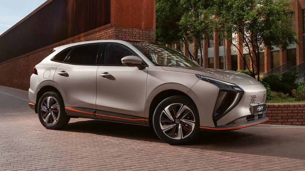 Электрический кроссовер Evolute i-Sky сбоку спереди