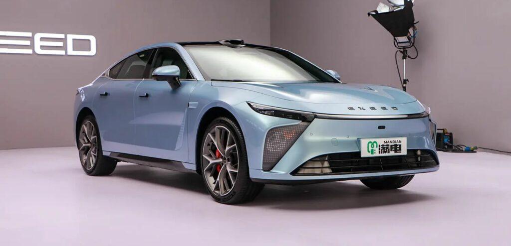 В Китае началась предварительная продажа седана Chery Exeed Sterra ES. Цена стартует от 34 400 долларов США.