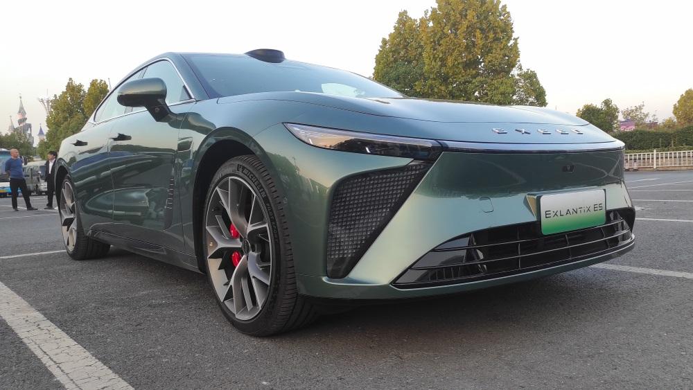 Электрический седан Exeed Exlantix ES, вид сбоку спереди