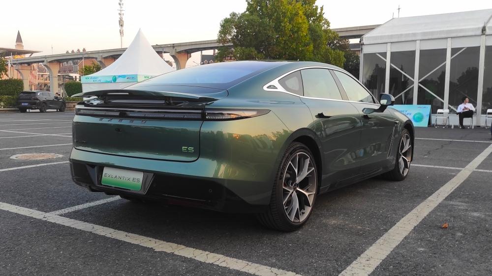 Электрический седан Exeed Exlantix ES, вид сзади сзади