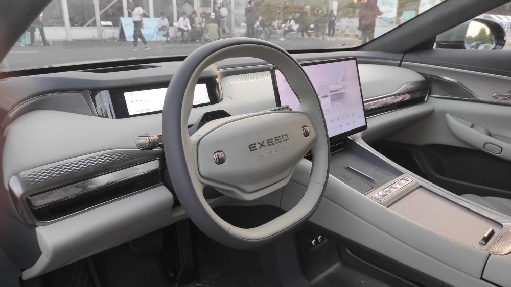 Салон электрического седана Exeed Exlantix ES