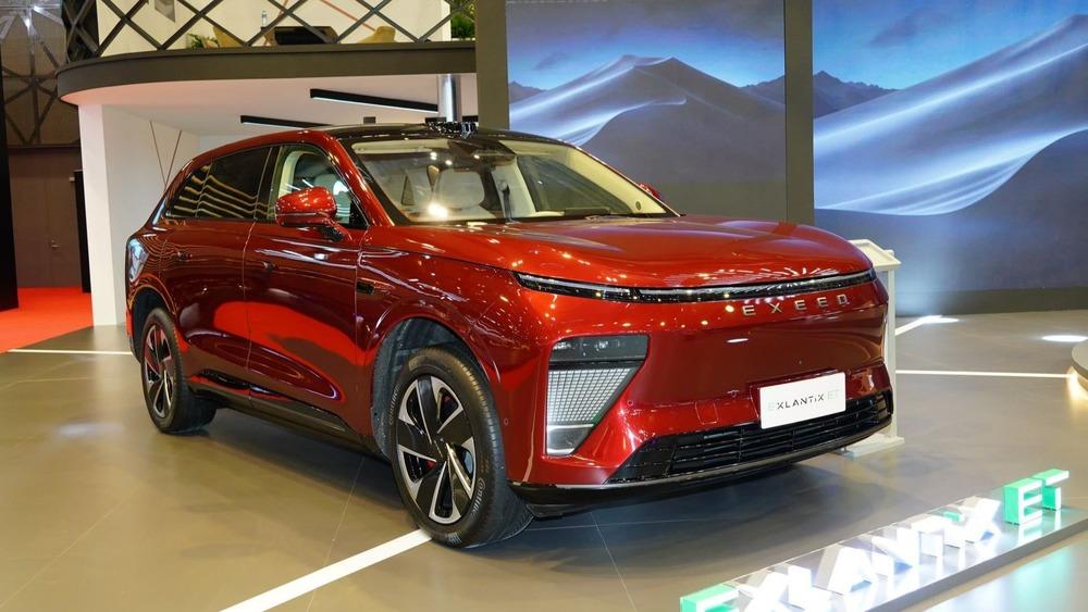 Кроссовер Exeed Exlantix ET сбоку спереди Женевский автосалон