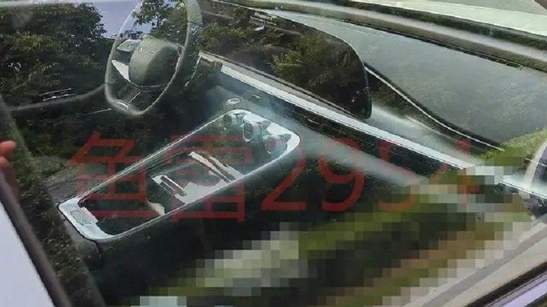 Салон гибридного кроссовера Exeed RX C-DM