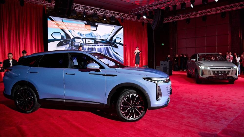 Вид спереди Exeed RX на презентации в Казахстане