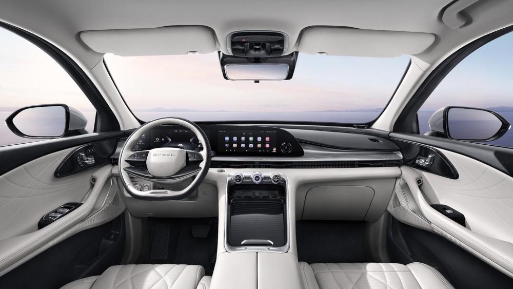 Интерьер салона Exeed RX