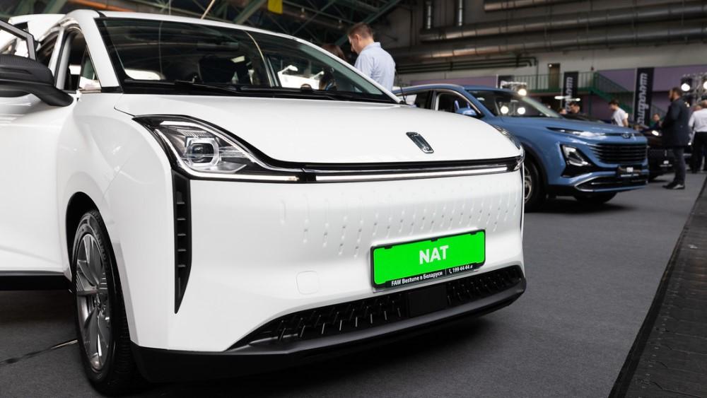 Автомобили FAW Bestune NAT и Bestune T90 на выставке в Беларуси