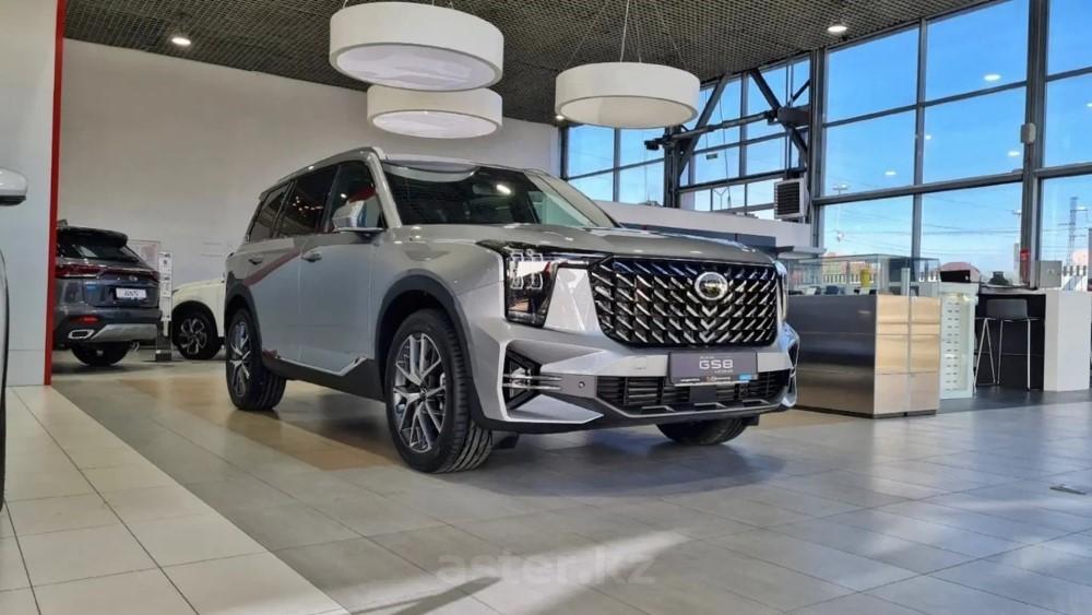 GAC GS8, вид сбоку спереди в автосалоне Aster в Казахстане