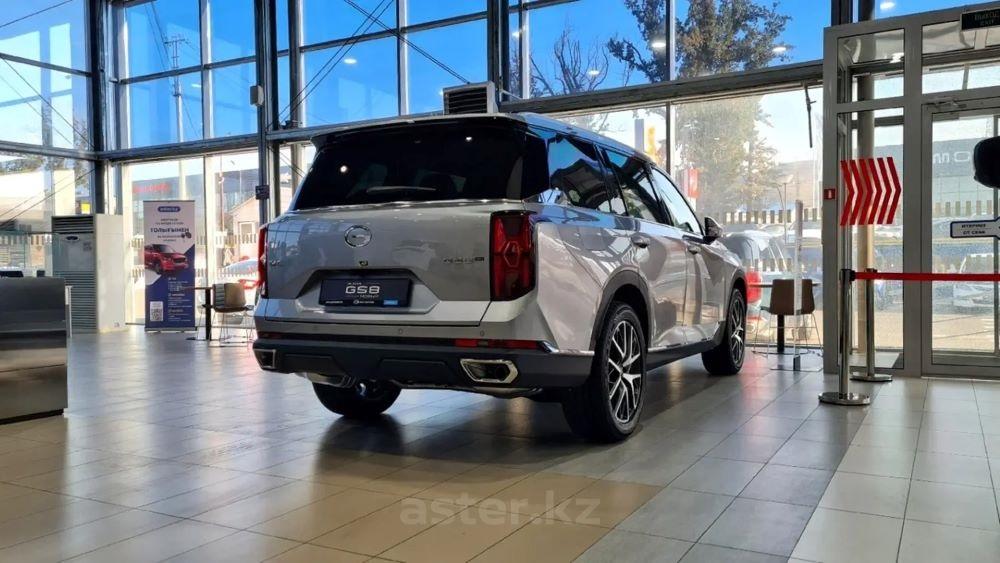 GAC GS8, вид сбоку сзади в автосалоне Aster в Казахстане