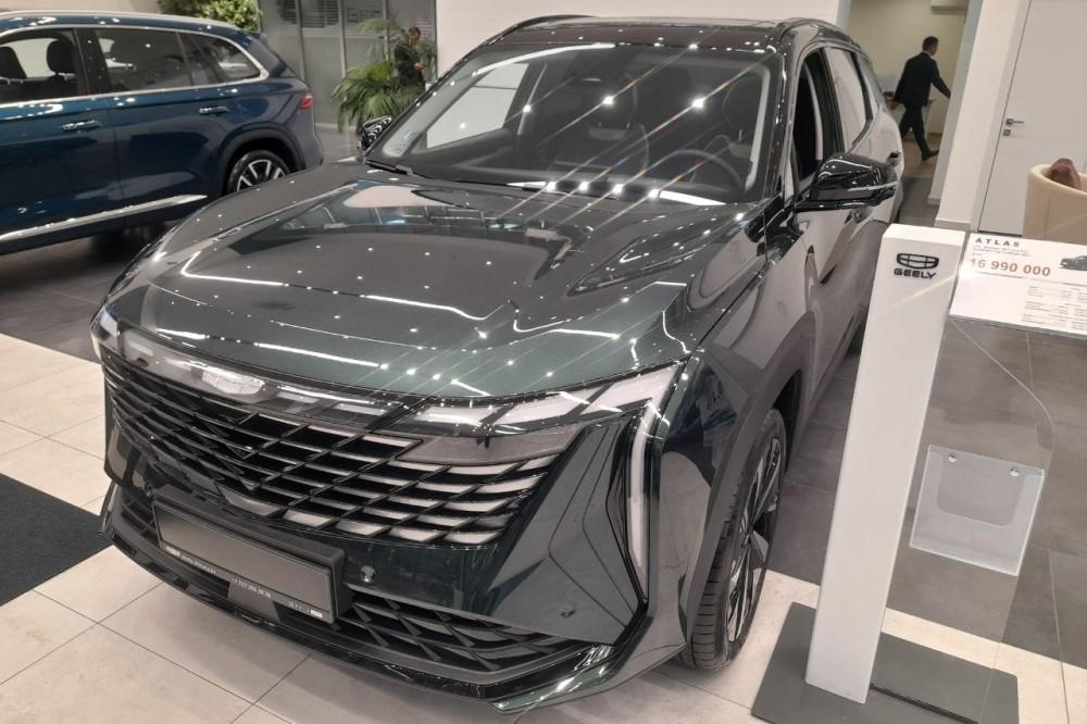 Geely Atlas нового поколения в Казахстане, вид спереди в автосалоне