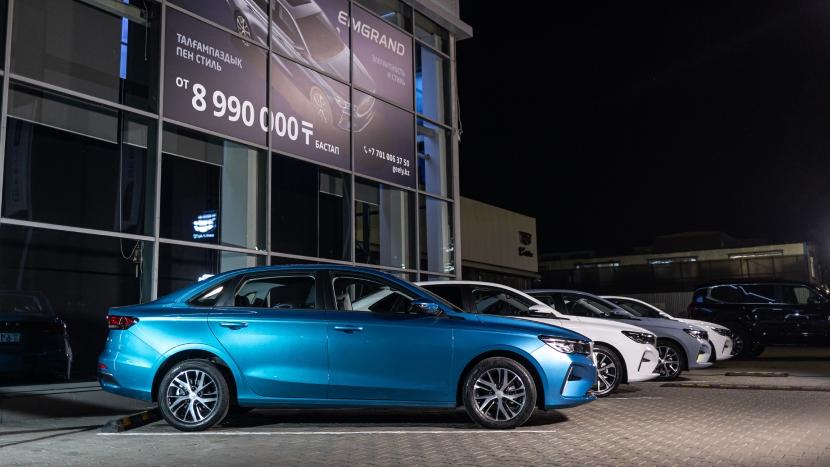 Вид сбоку Geely Emgrand на презентации в Казахстане