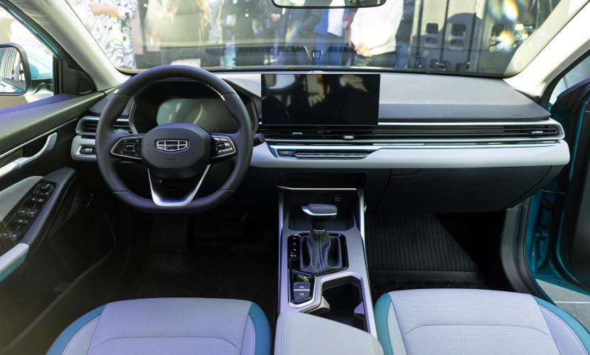 Интерьер салона Джили Эмгранд