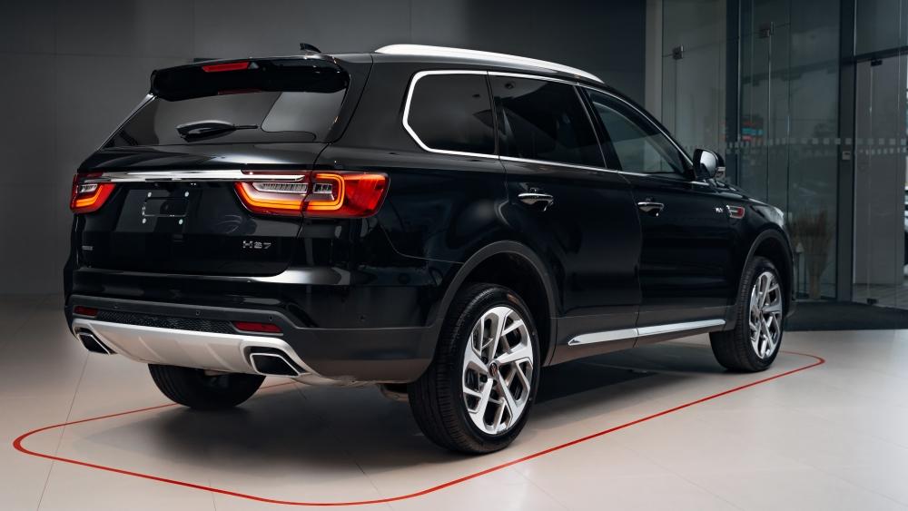 Кроссовер Hongqi HS7 у дилеров в автосалоне новый официальный дилерский вид сзади Авилон