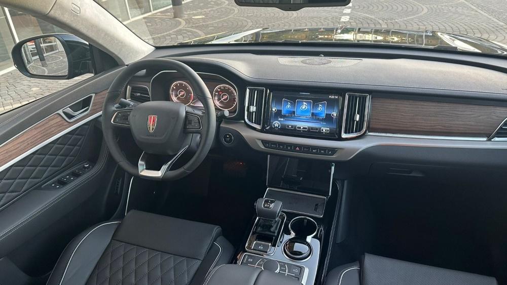 Кроссовер Hongqi HS7 у дилеров в автосалоне новый салон официального дилера салон Авилон