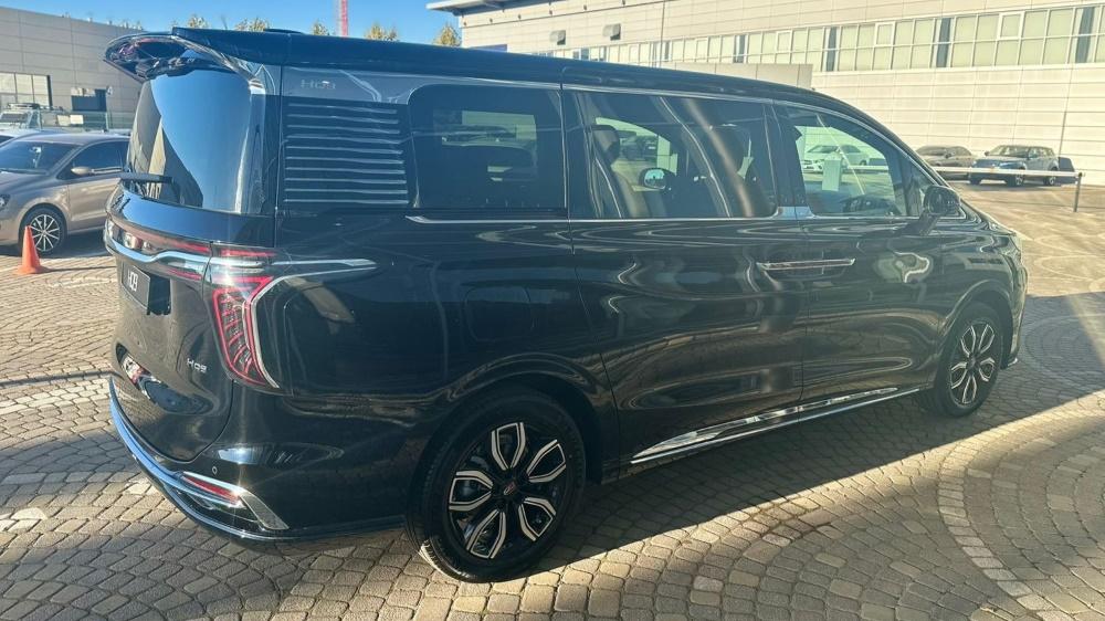Минивэн Hongqi HQ9 у дилеров в автосалоне новый официальный дилер вид сзади Ключавто