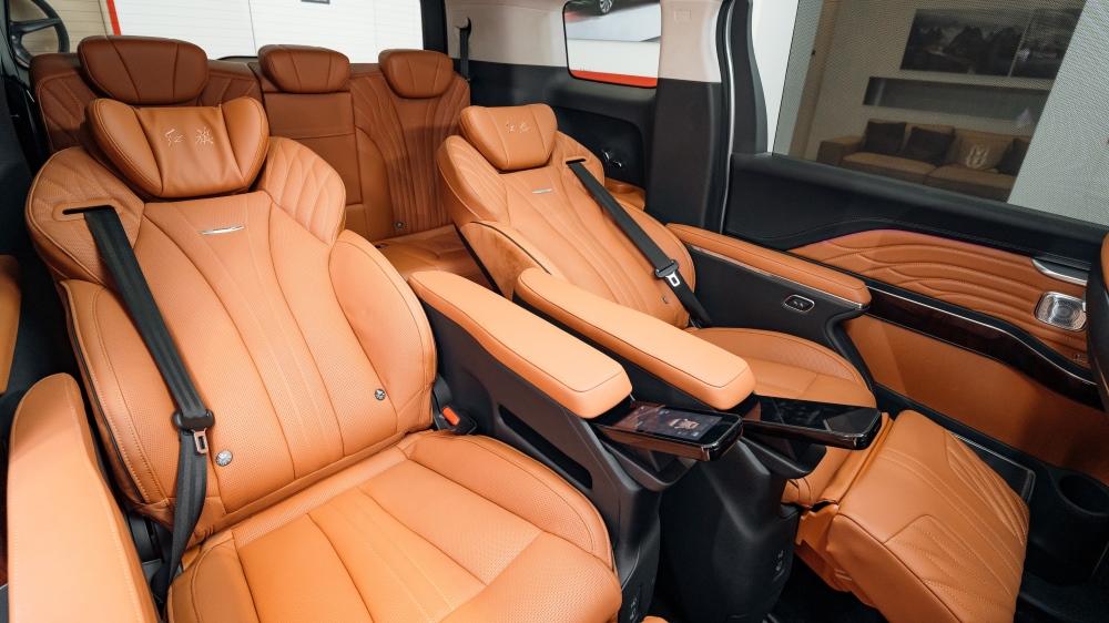 Минивэн Hongqi HQ9 у дилеров в автосалоне новый официальный дилерский салон салон Авилон второй ряд