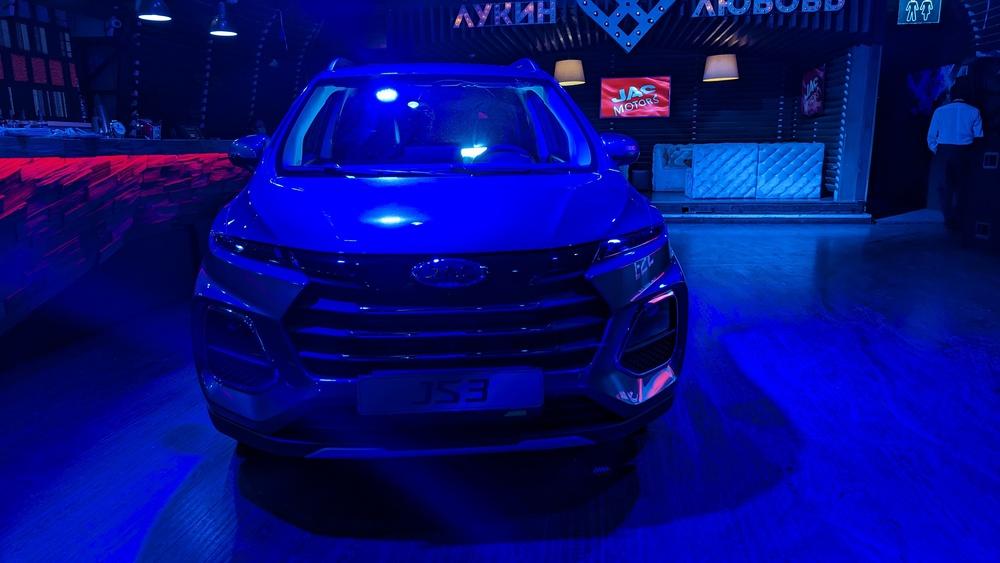 Передняя часть JAC JS3 на презентации