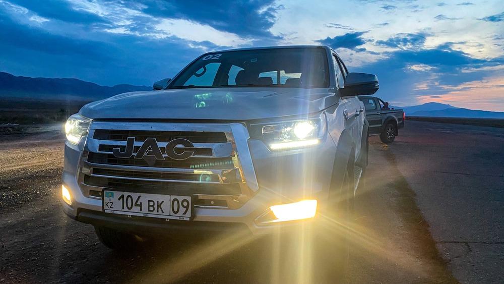 Тест-драйв пикапа JAC T8 Pro в Казахстане, передние фары ночью
