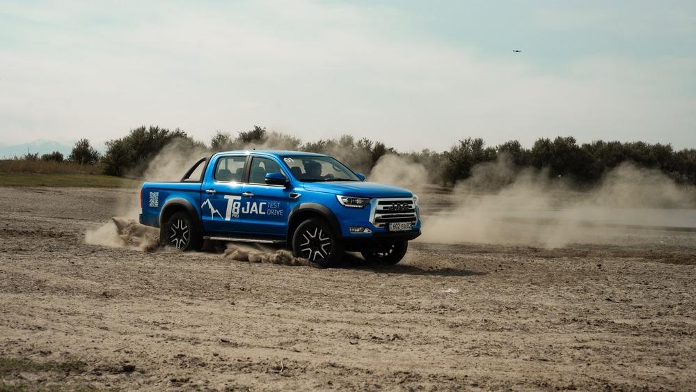 Тест-драйв пикапа JAC T8 Pro в Казахстане вид сбоку в динамике полный привод по бездорожью