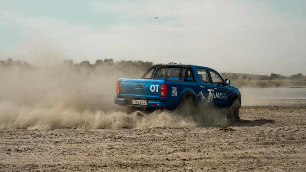 Тест-драйв пикапа JAC T8 Pro в Казахстане вид сбоку сзади в динамике полный привод по бездорожью