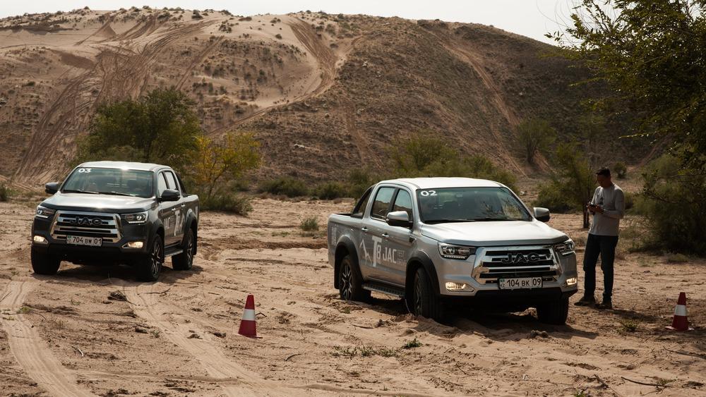 Тест-драйв пикапа JAC T8 Pro в Казахстане, вид сбоку статический полный привод по бездорожью