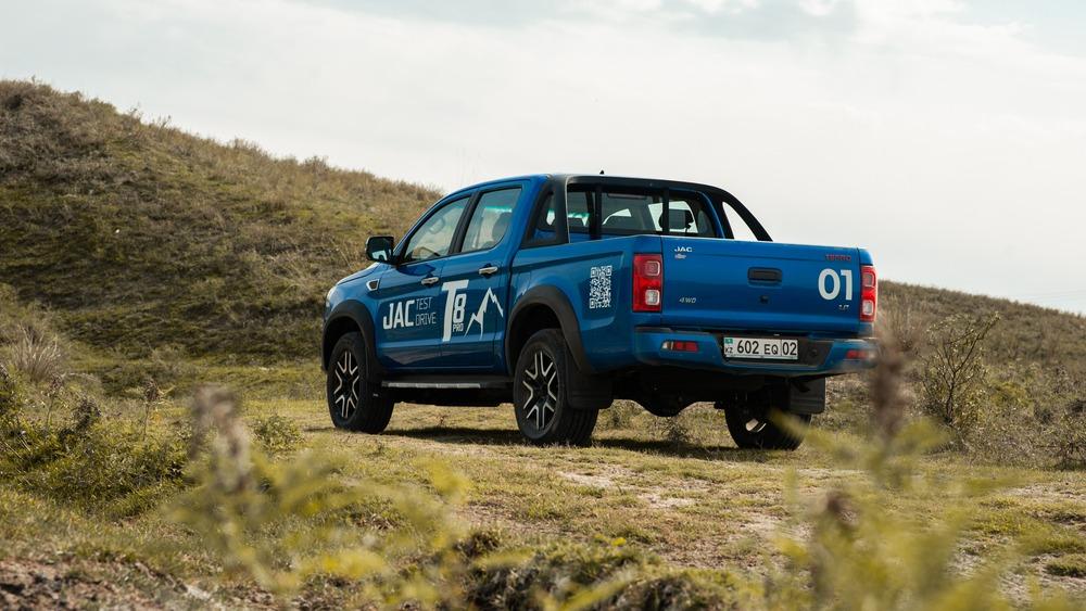 Тест-драйв пикапа JAC T8 Pro в Казахстане сбоку сзади на статическом полном приводе по бездорожью