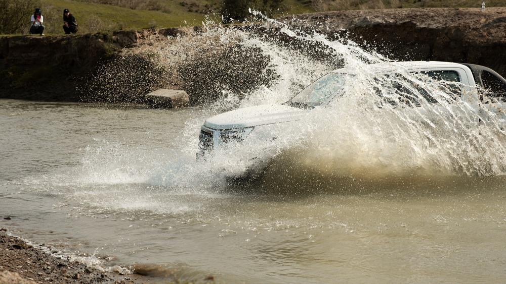 Тест-драйв пикапа JAC T8 Pro в Казахстане вид сбоку спереди в динамике полный привод по бездорожью в водном броде