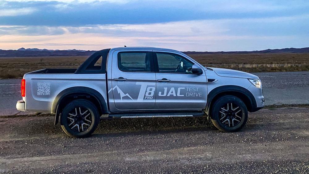 Тест-драйв пикапа JAC T8 Pro в Казахстане сбоку